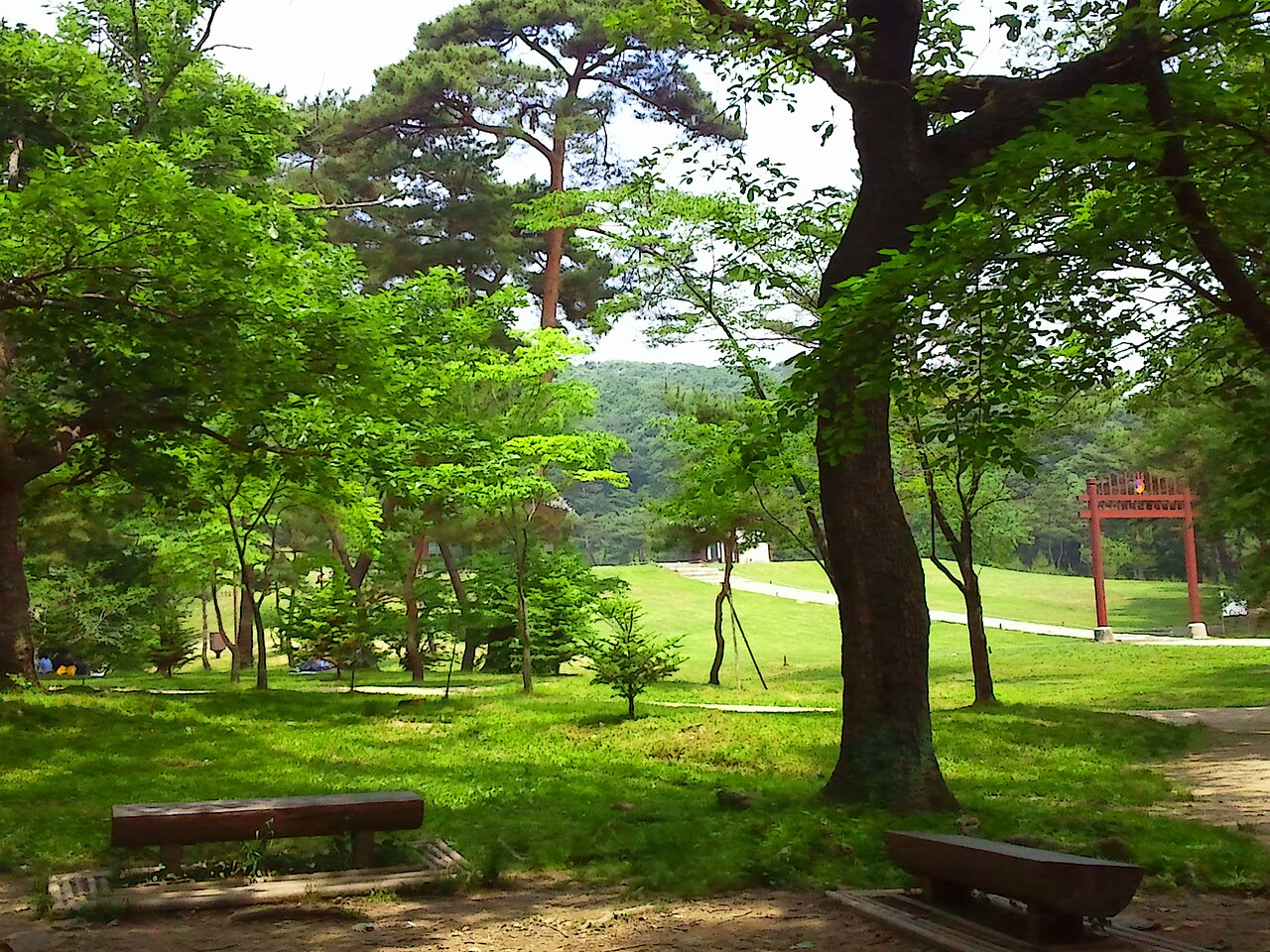 장릉 전경