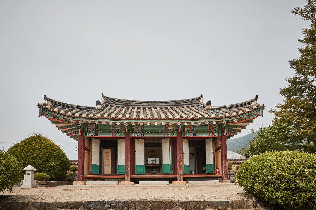 정충사 전경