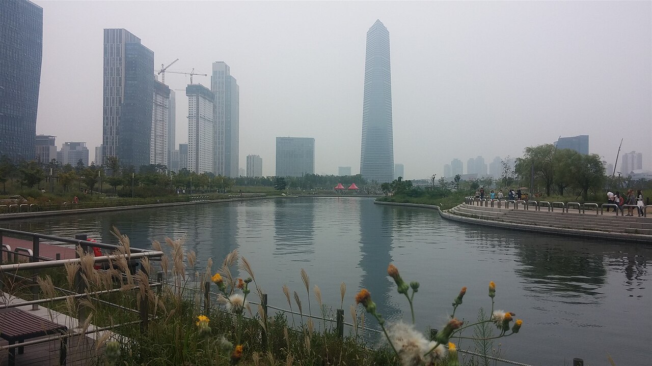 송도 센트럴파크 수로와 도심 전경