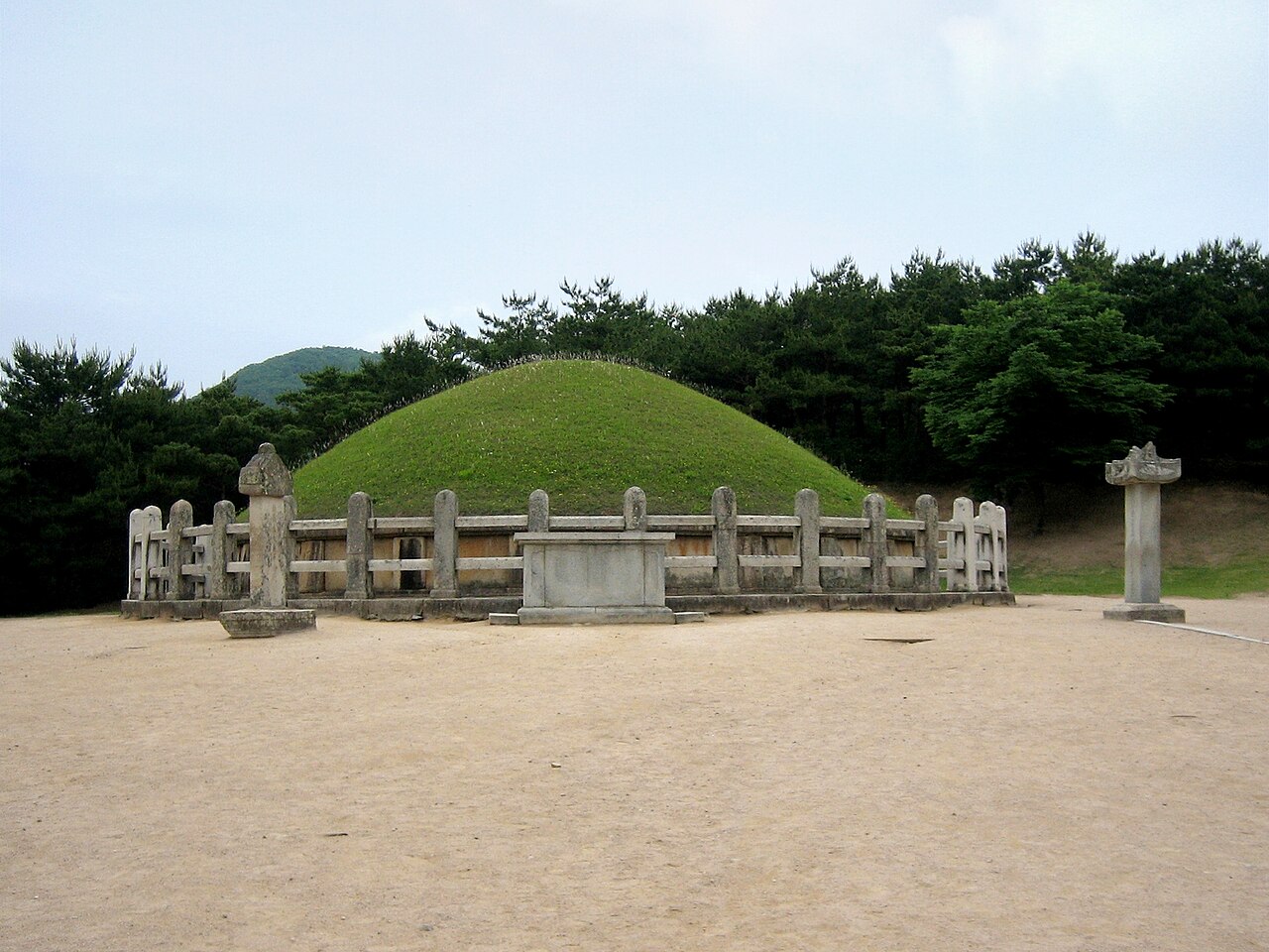김유신묘 전경