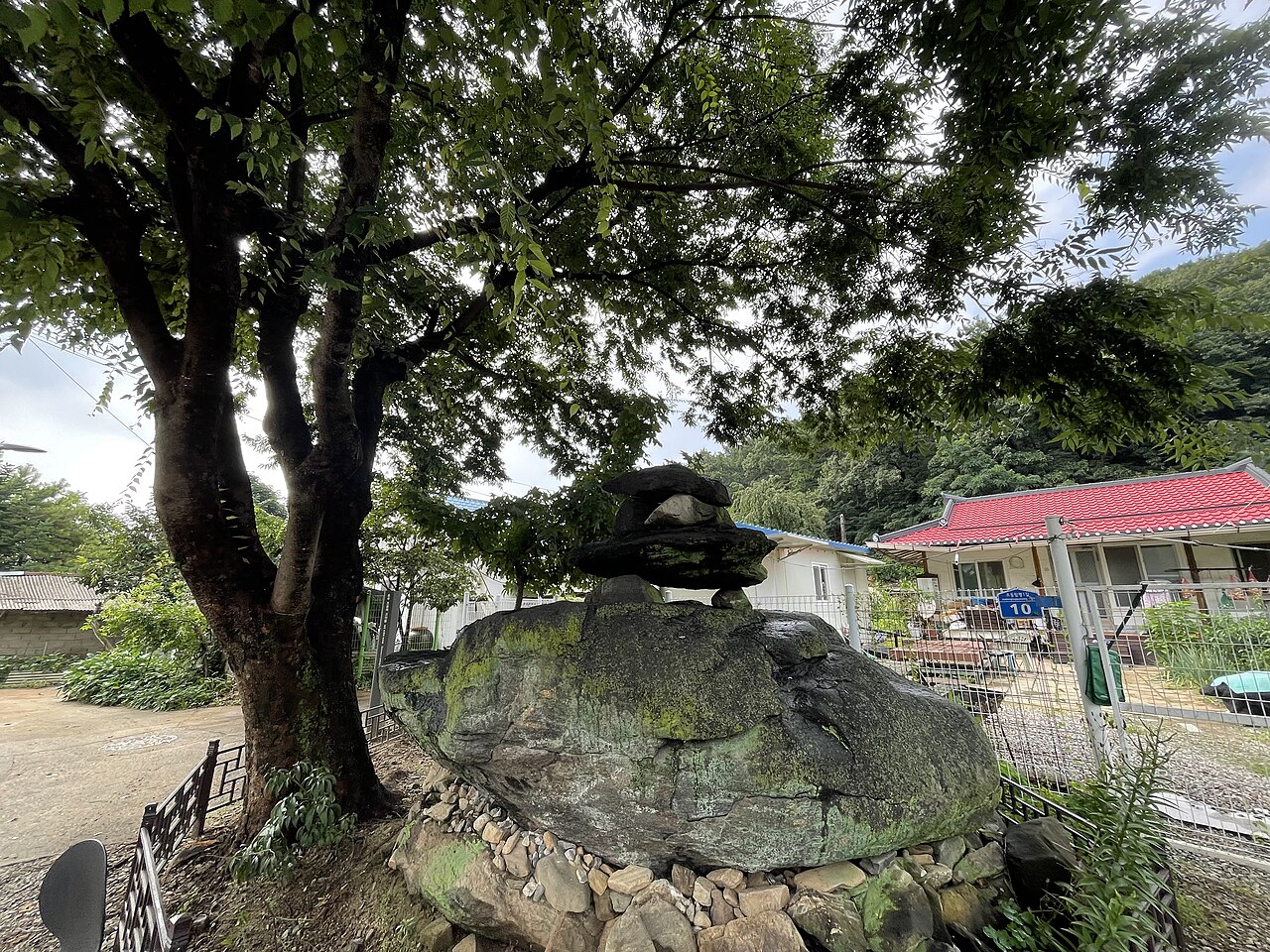 충주 조동리 고인돌 전경